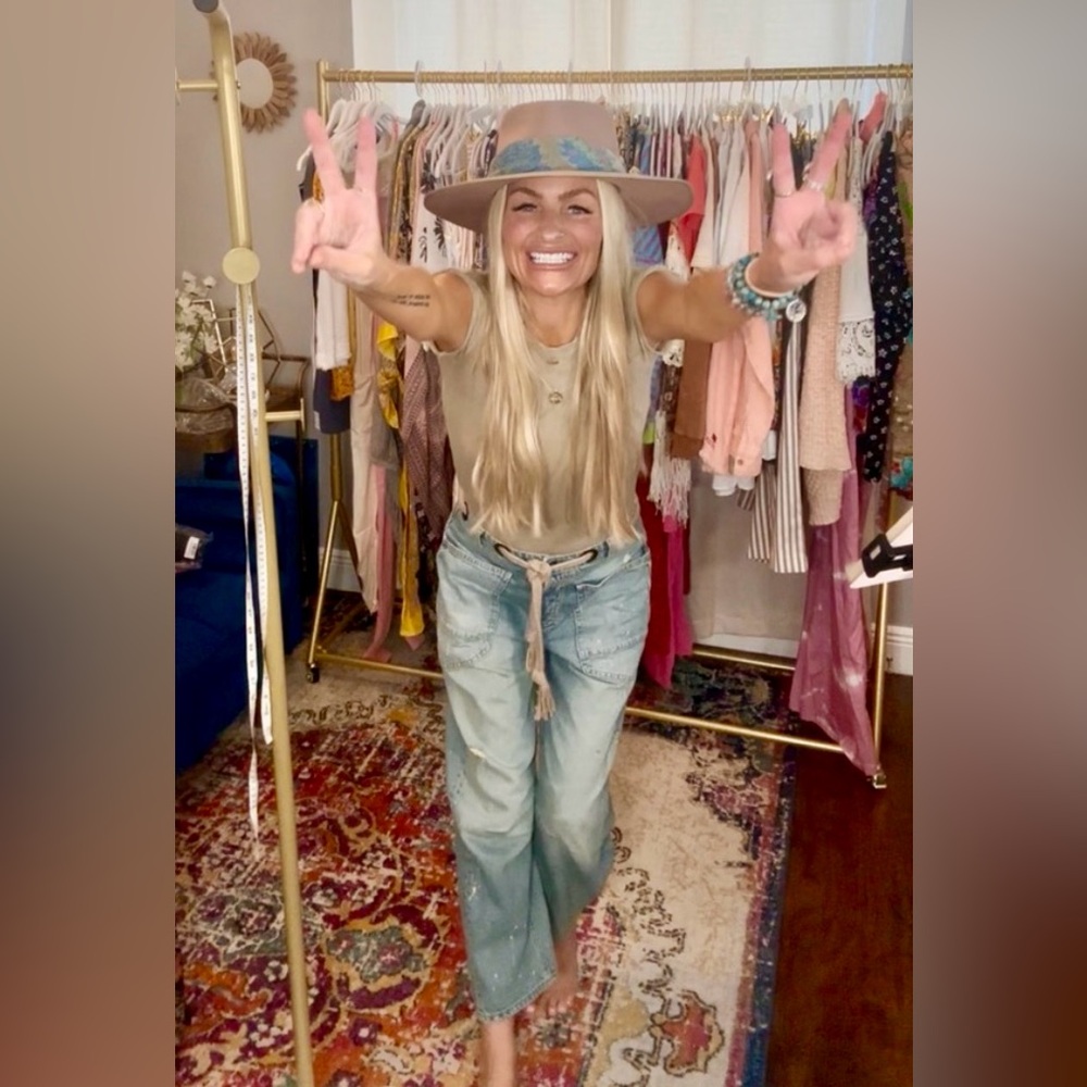 VAN_SOLEIL IS LIVE 💛✌🏽💛 LIKE TO BE NOTIFIED 🥳🥳🥳 - Picture 5 of 17